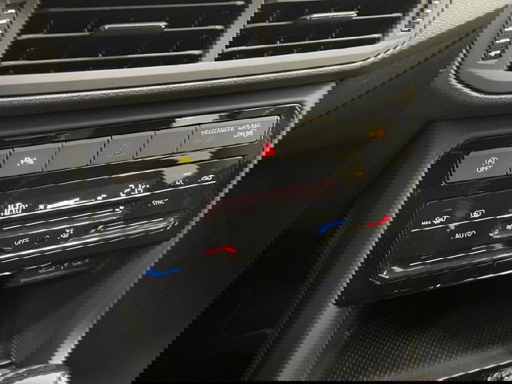 Volkswagen T-Cross usata a Como (18)