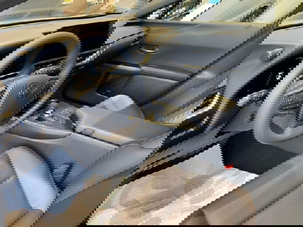 Lexus UX nuova a Perugia (8)