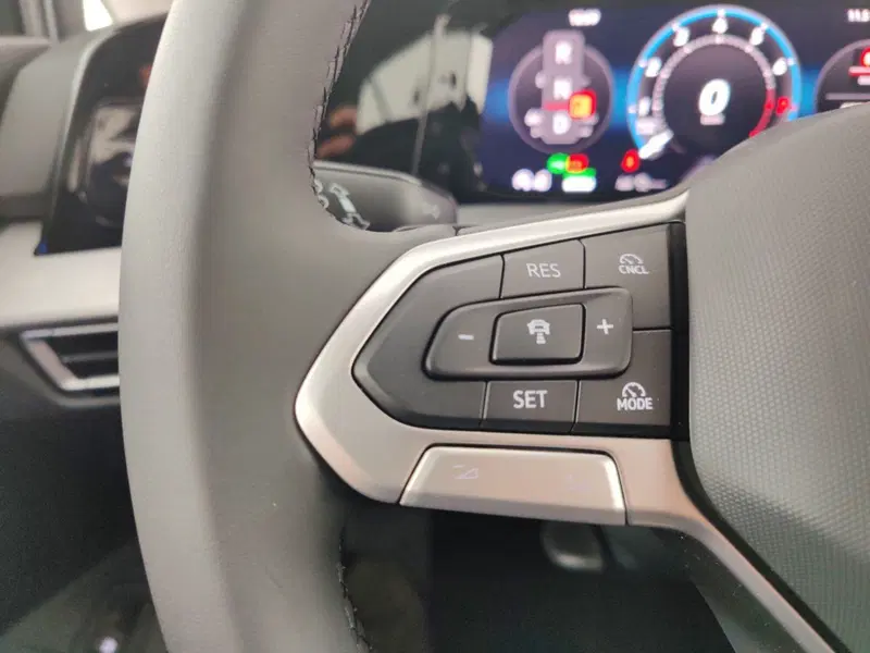Volkswagen Golf nuova a Massa-Carrara (14)