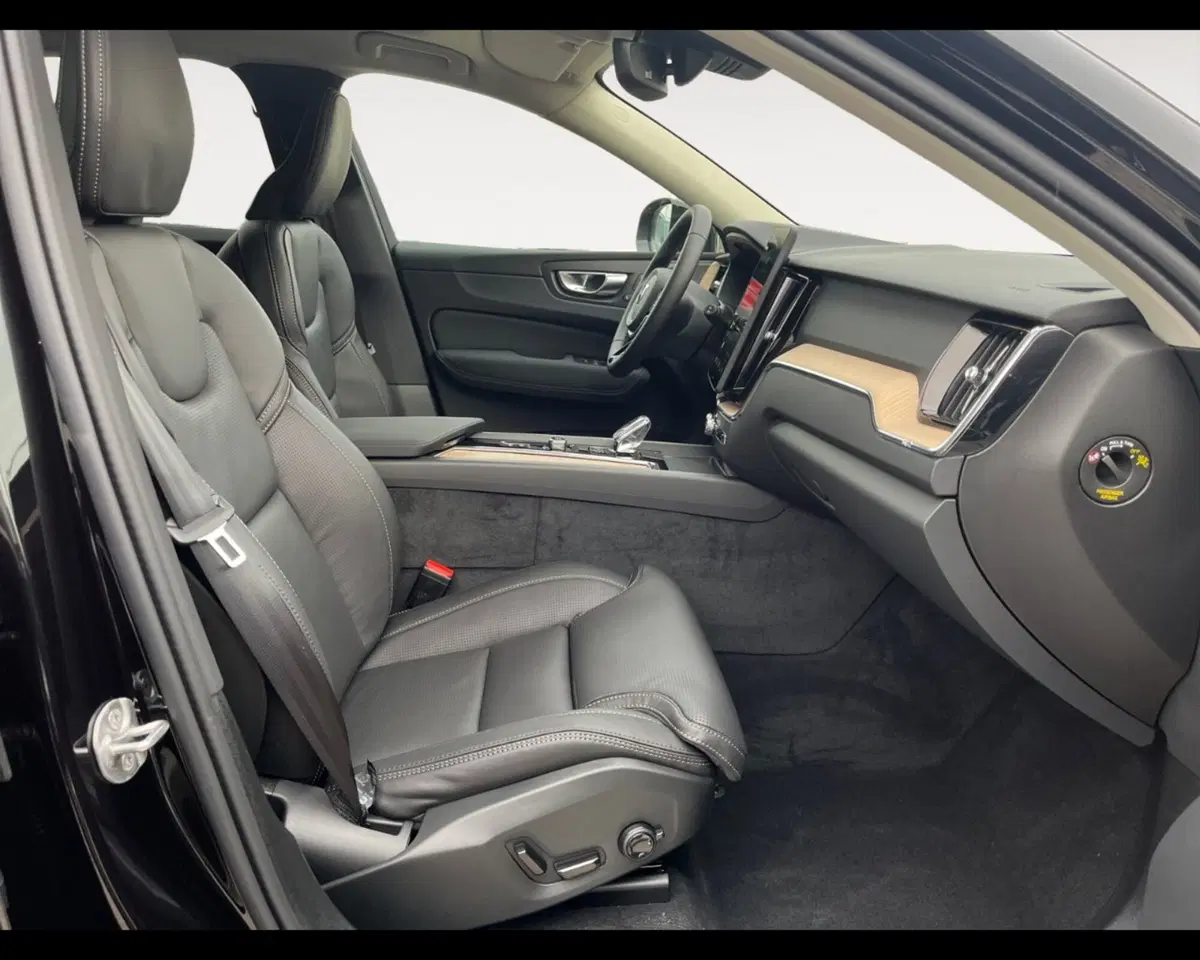 Volvo XC60 nuova a Ravenna (12)