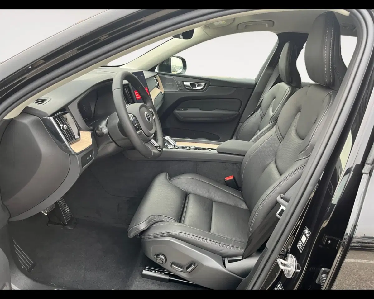Volvo XC60 nuova a Ravenna (9)