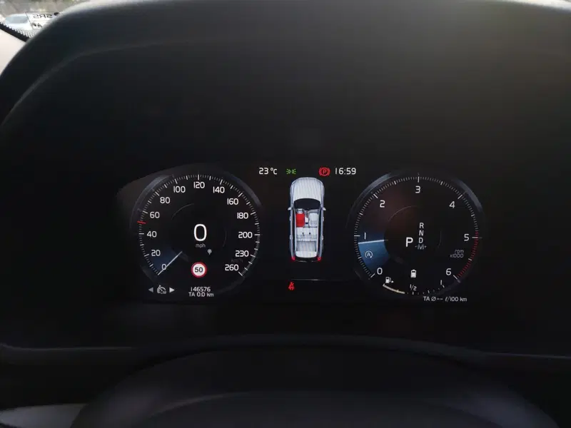 Volvo XC90 usata a Bari (16)