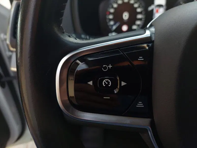 Volvo XC90 usata a Bari (18)