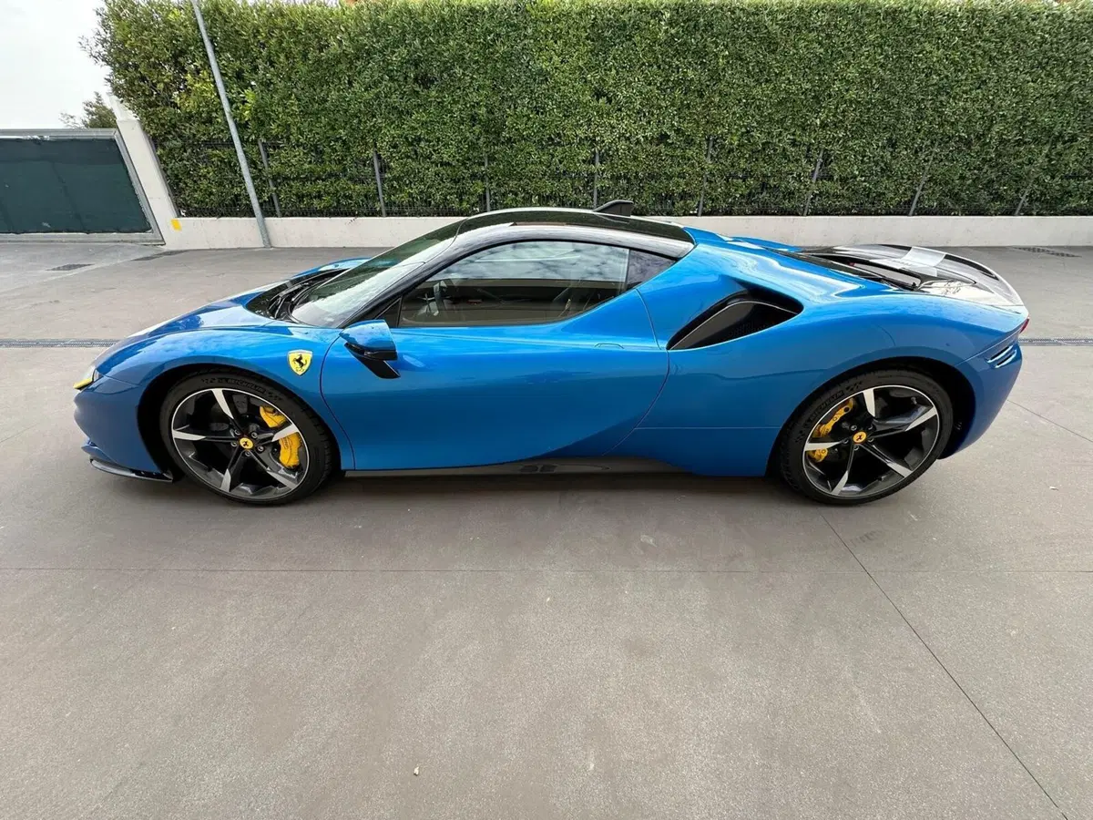 Ferrari SF90 Coupé usata a Perugia (7)