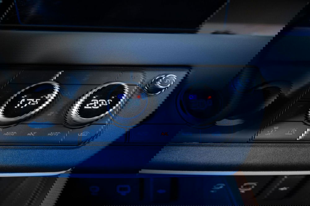 Land Rover Defender usata a Torino (11)