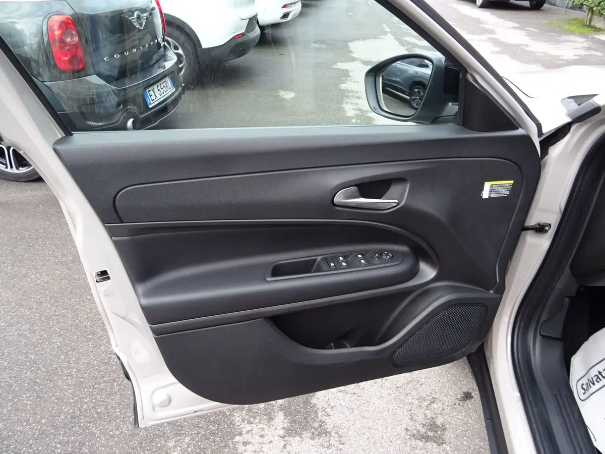 Jeep Avenger nuova a Lucca (7)