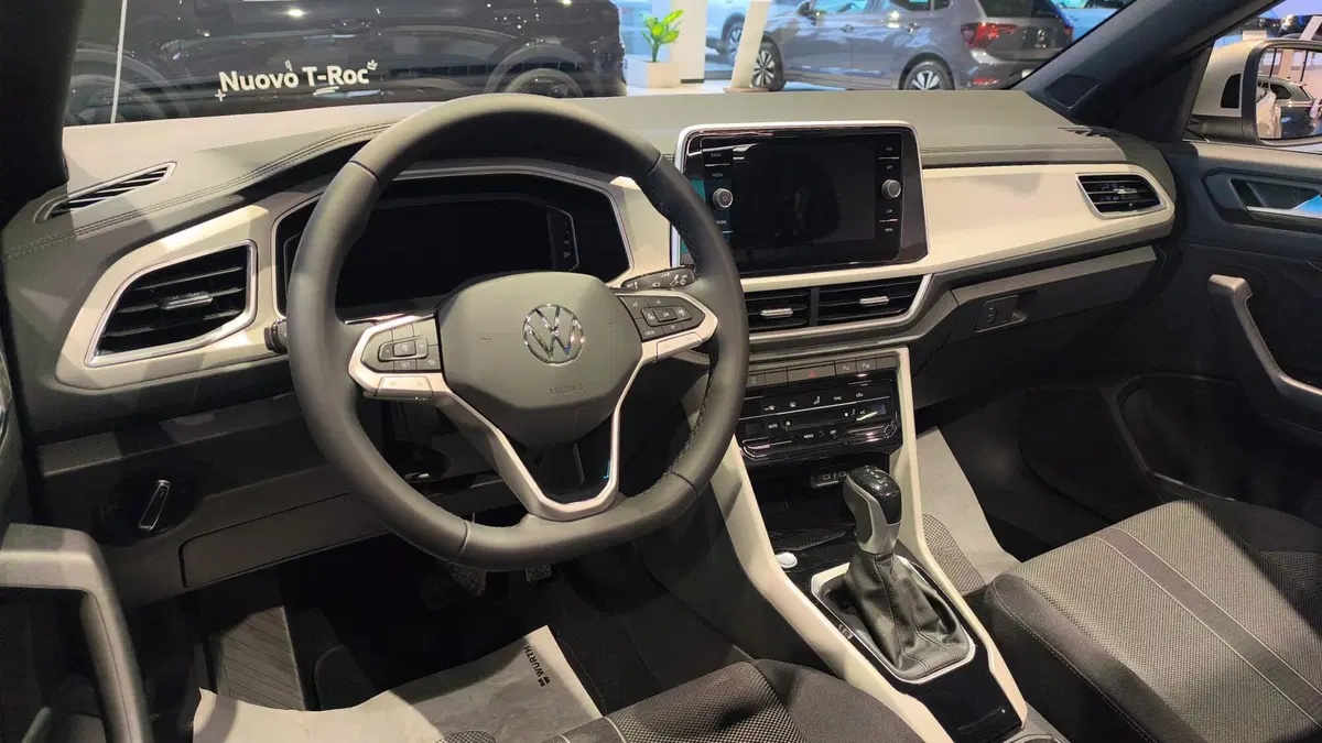 Volkswagen T-Roc Cabrio nuova a Lecco (6)