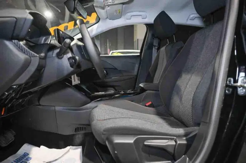 Peugeot 208 nuova a Torino (13)