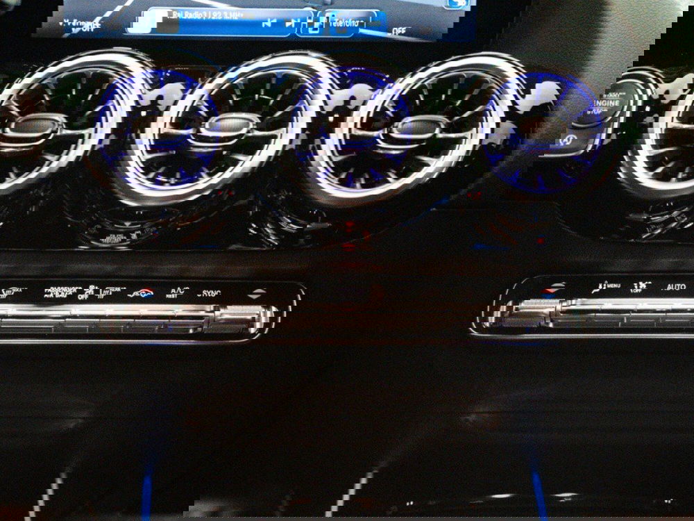 Mercedes-Benz GLA SUV nuova a Macerata (20)