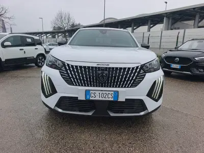 Peugeot 2008 1.2 puretech Allure s&amp;s 100cv del 2024 usata a Ceccano