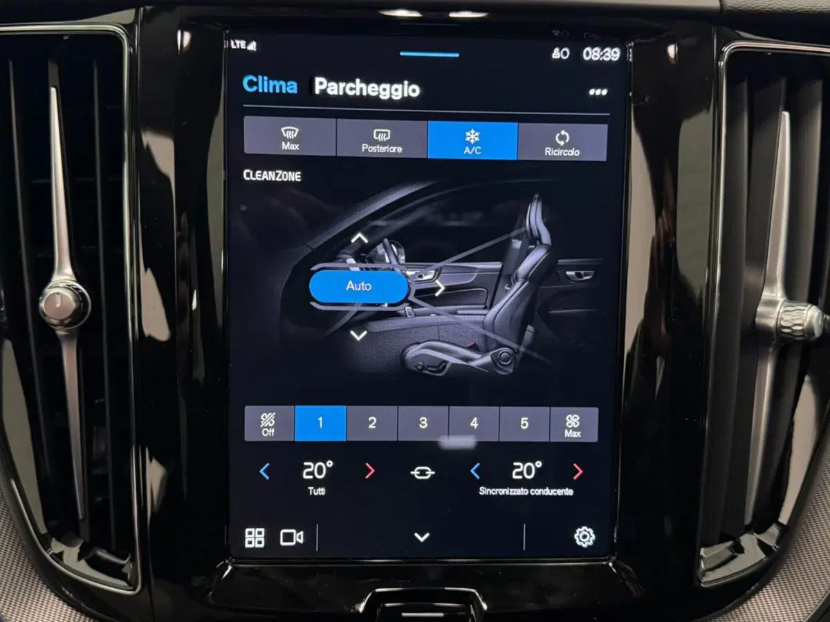 Volvo XC60 nuova a Como (10)