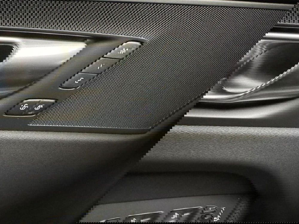 Volvo XC60 nuova a Como (16)