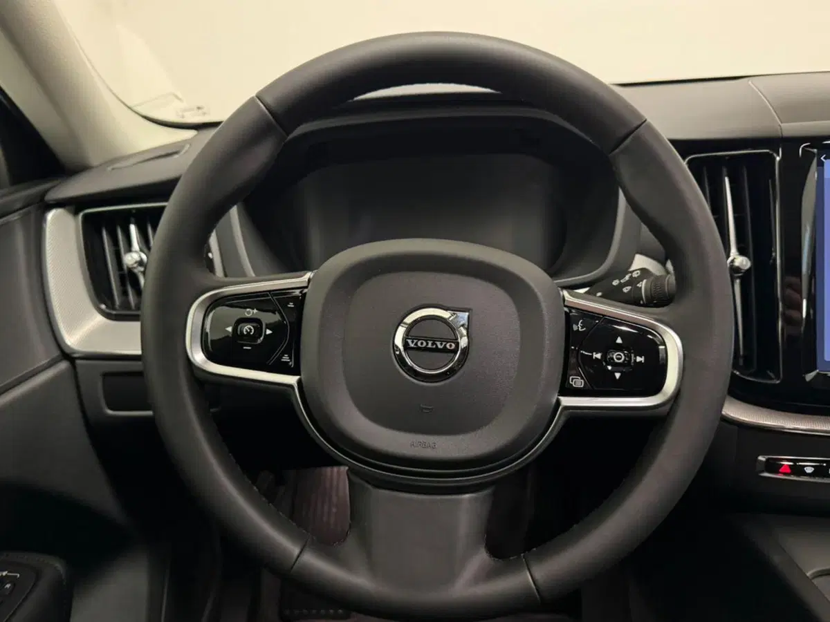 Volvo XC60 nuova a Como (8)