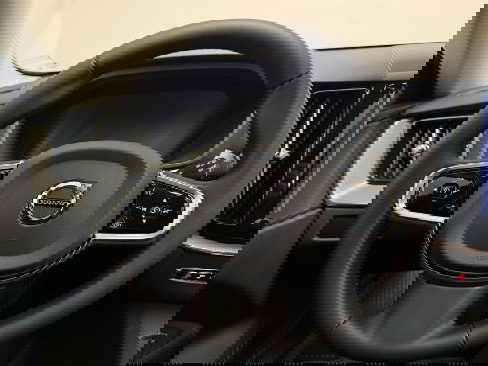 Volvo XC60 nuova a Como (8)