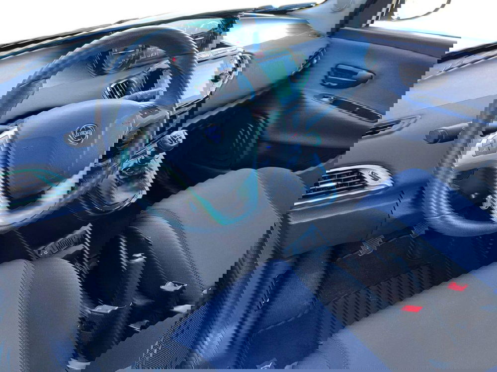 Lancia Ypsilon usata a Bari (10)