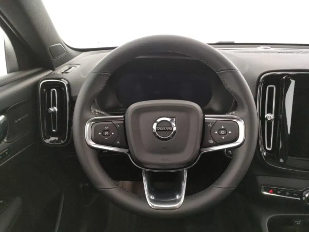Volvo XC40 nuova a Modena (12)