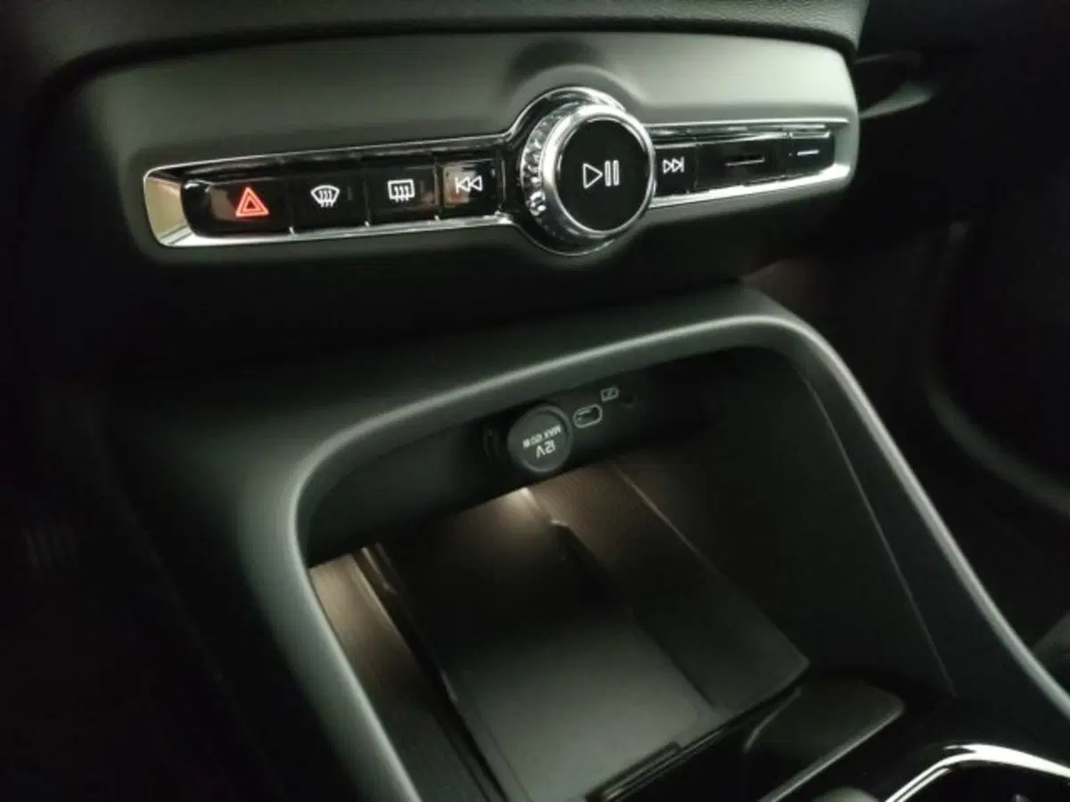 Volvo XC40 nuova a Modena (19)