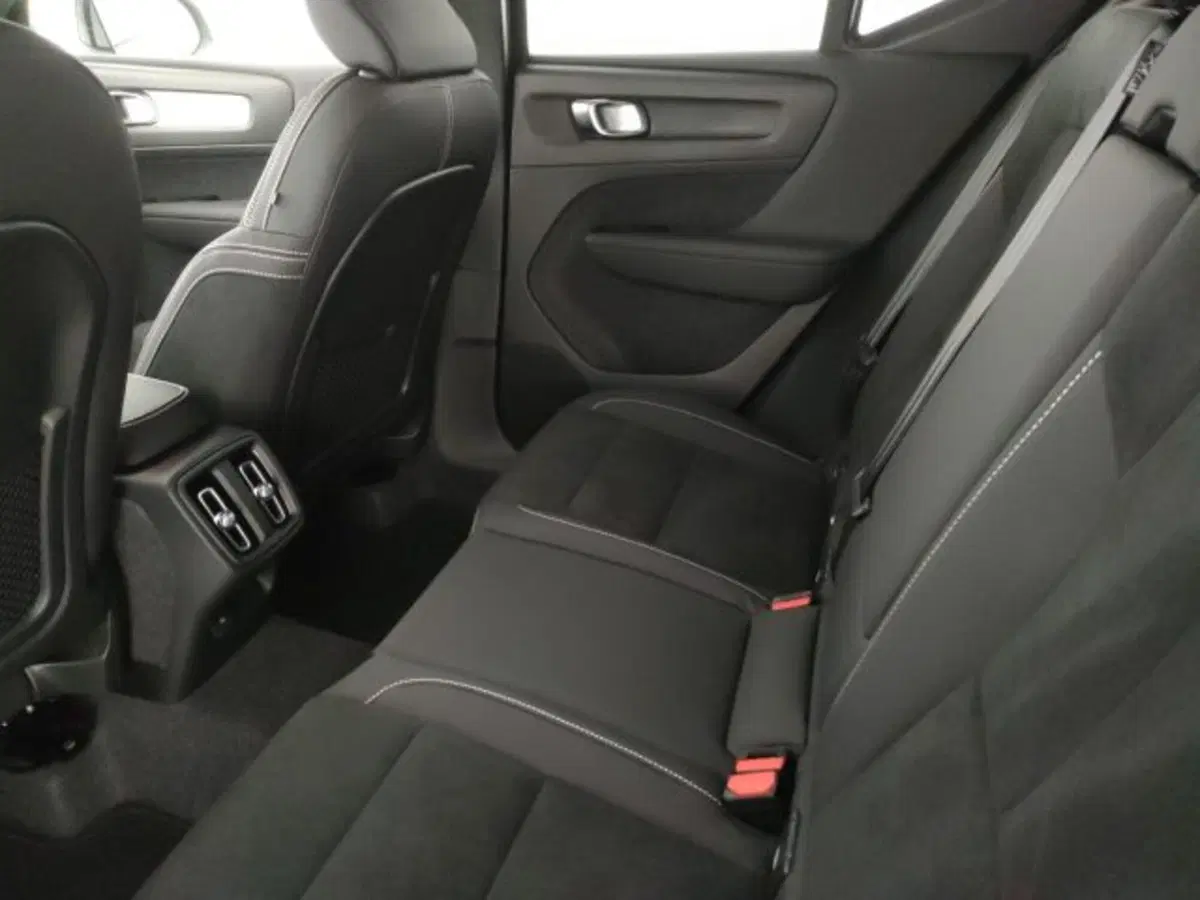 Volvo XC40 nuova a Modena (8)