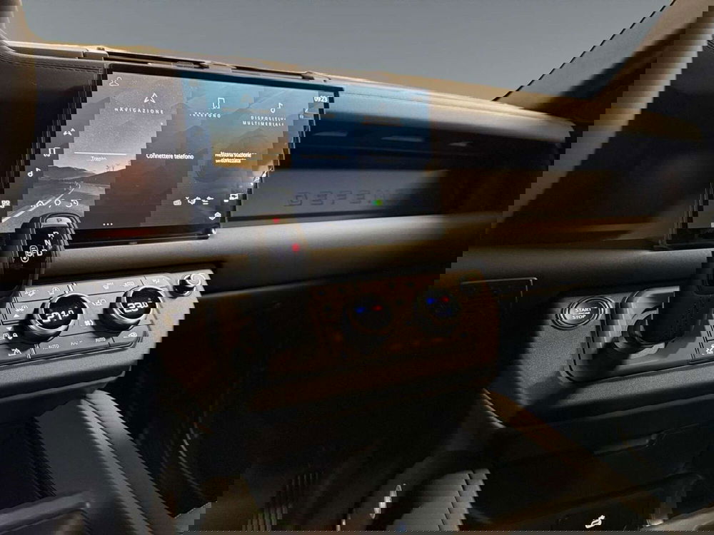 Land Rover Defender nuova a Trento (9)