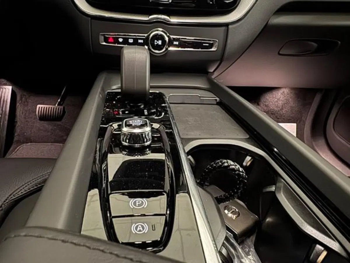 Volvo XC60 nuova a Como (11)