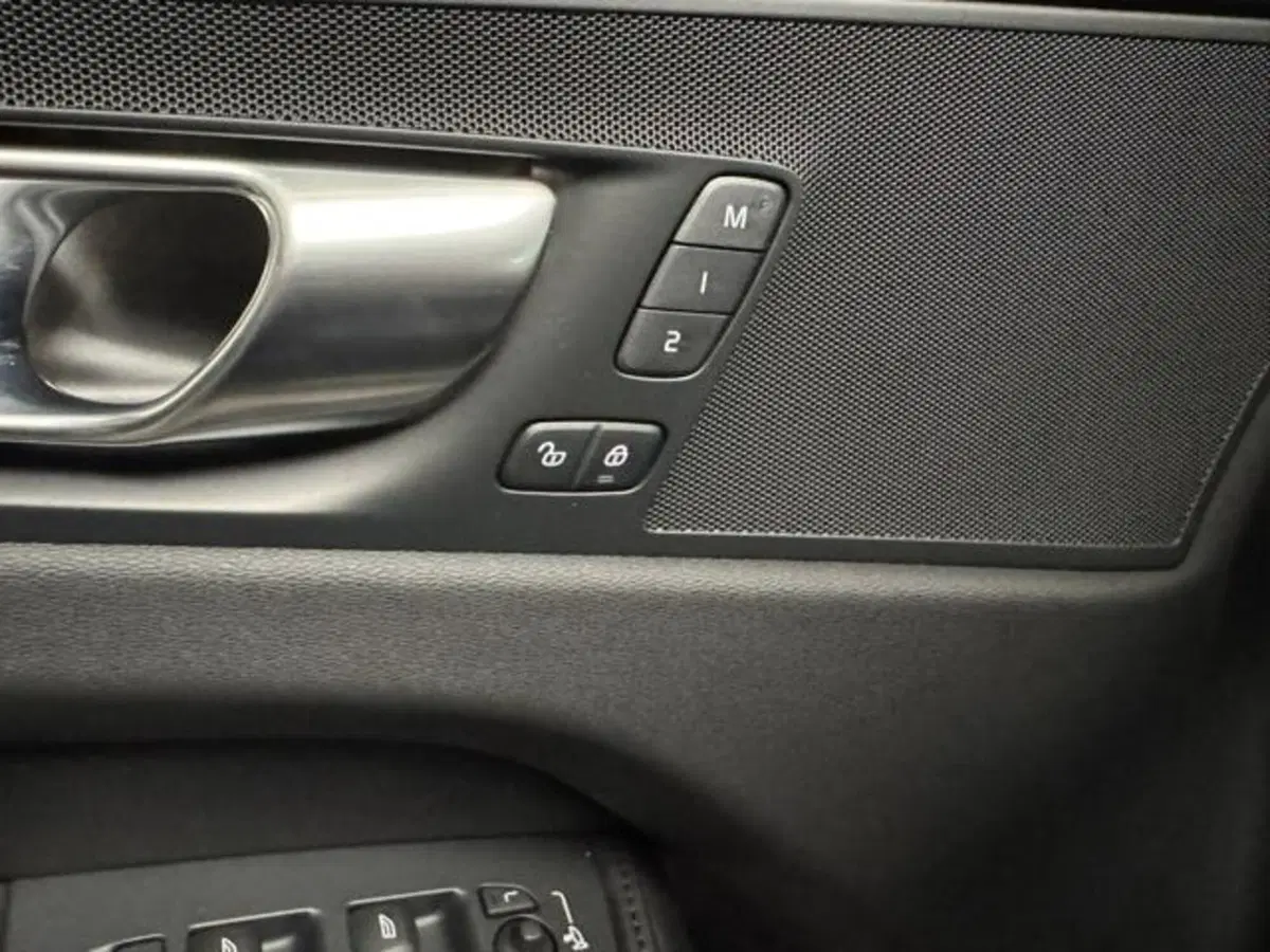 Volvo XC60 nuova a Como (16)