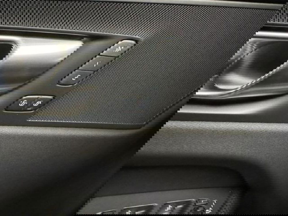 Volvo XC60 nuova a Como (16)