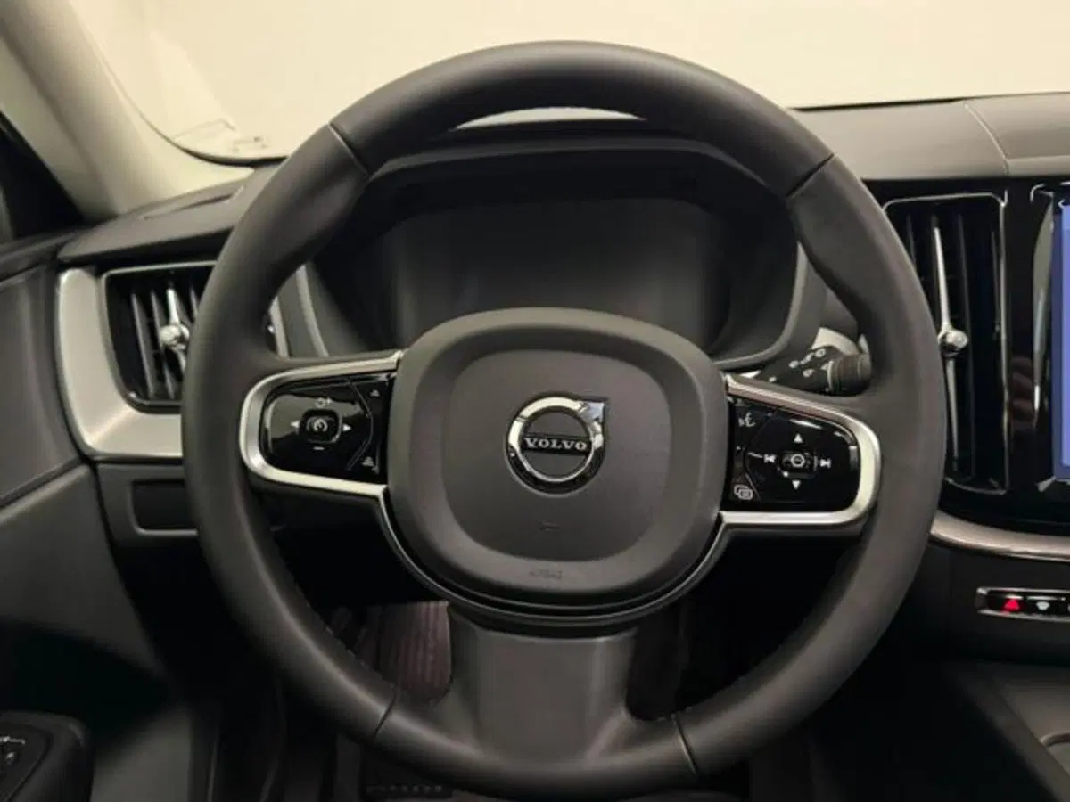 Volvo XC60 nuova a Como (8)