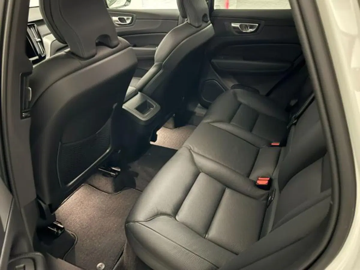 Volvo XC60 nuova a Como (9)
