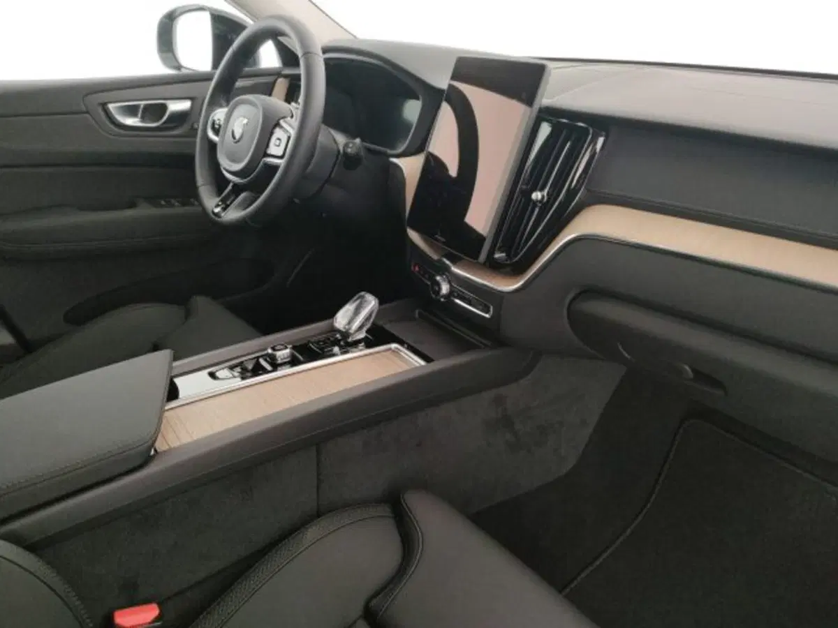 Volvo XC60 nuova a Modena (11)