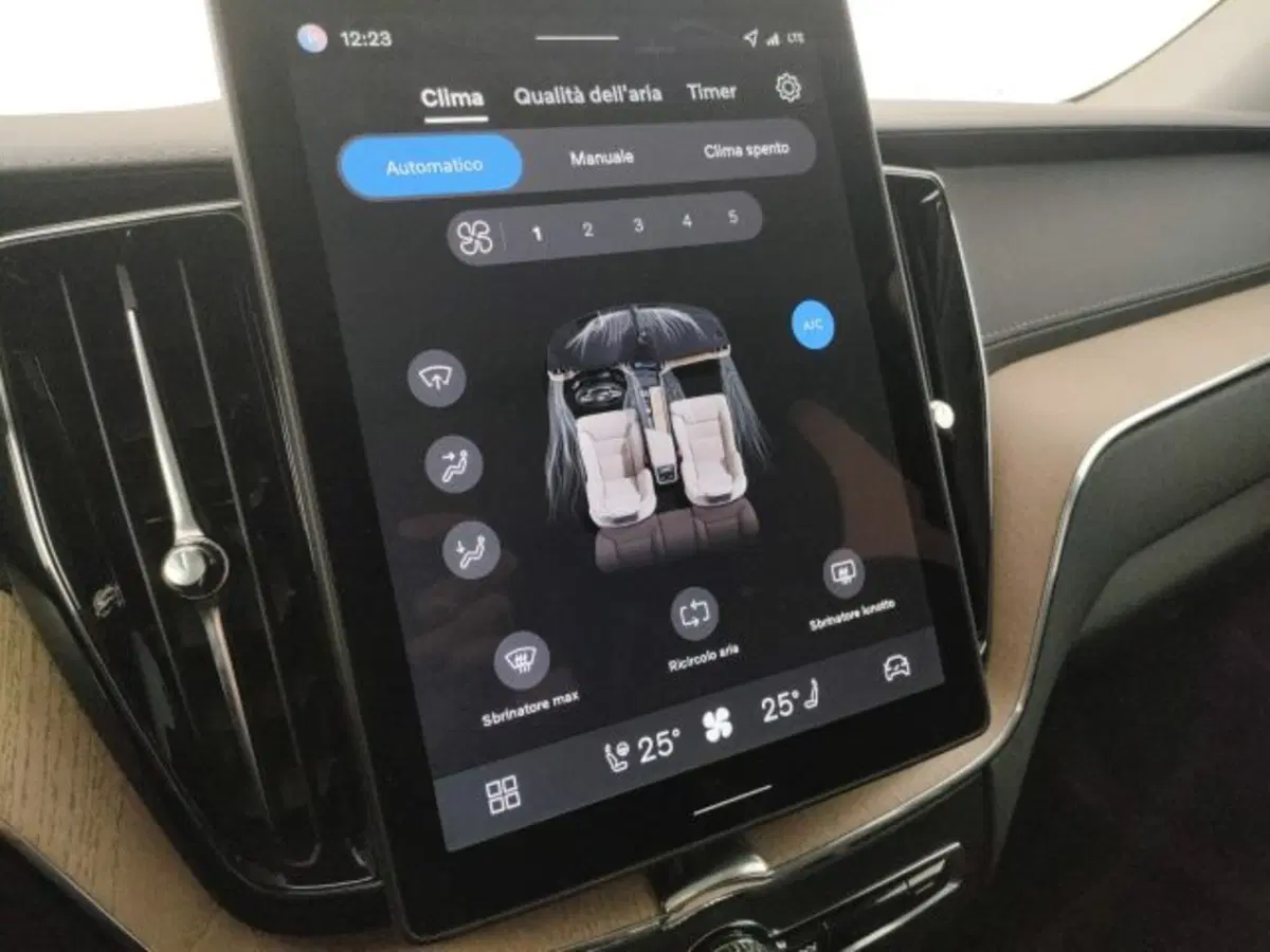 Volvo XC60 nuova a Modena (14)