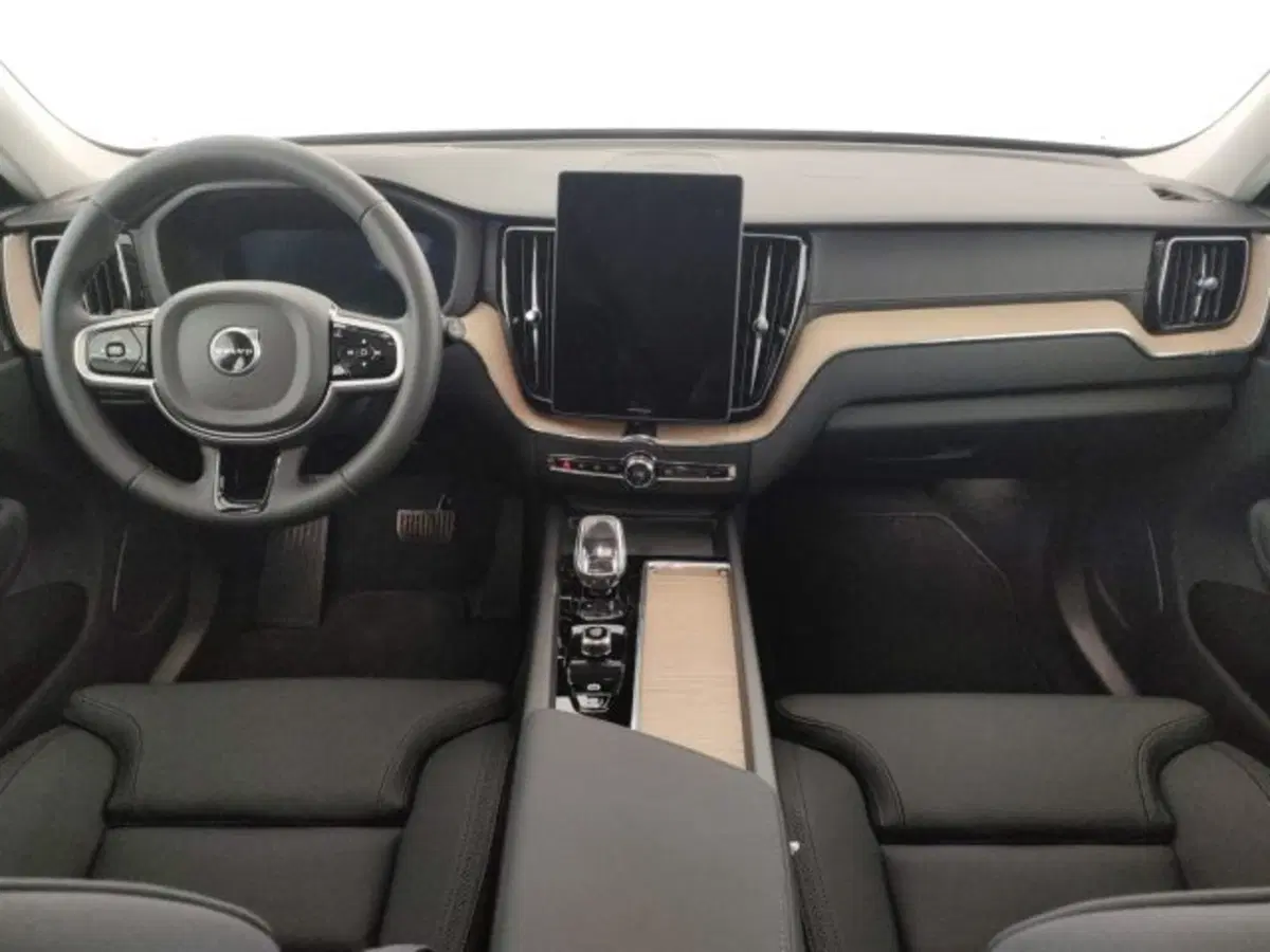 Volvo XC60 nuova a Modena (8)