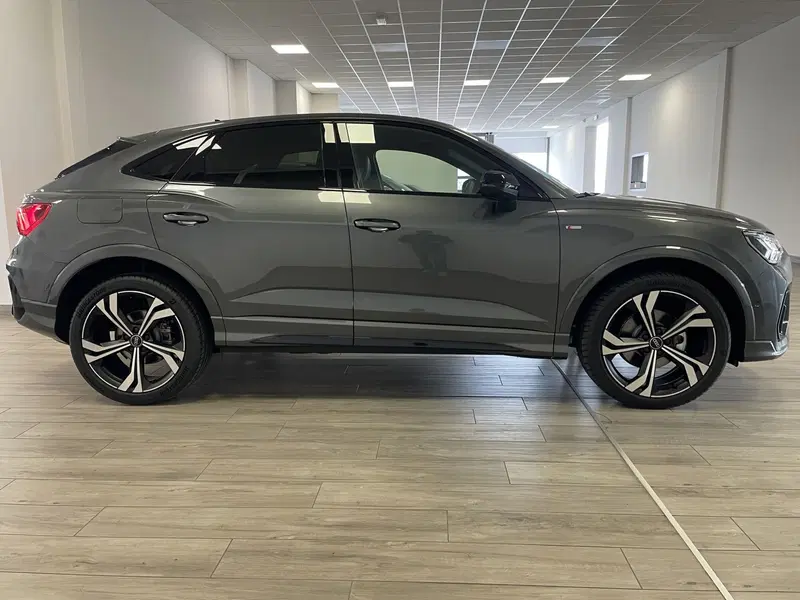 Audi Q3 Sportback nuova a Brescia (7)