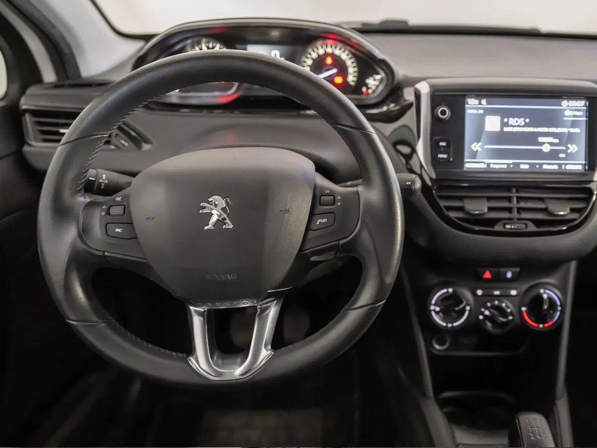 Peugeot 208 usata a Foggia (9)