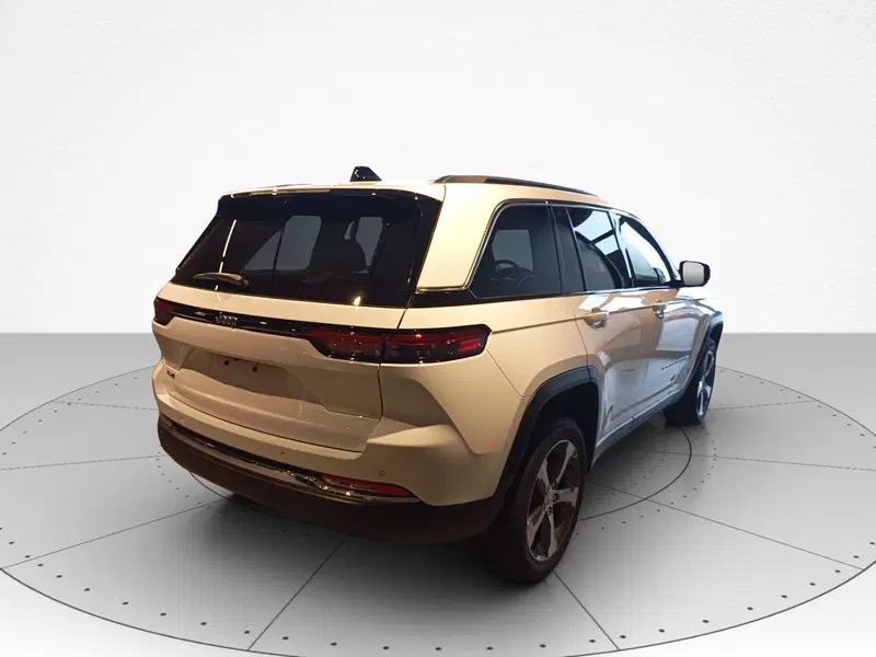Jeep Grand Cherokee nuova a Macerata (4)