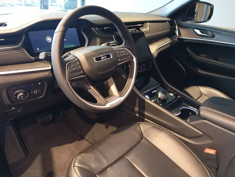 Jeep Grand Cherokee nuova a Macerata (6)