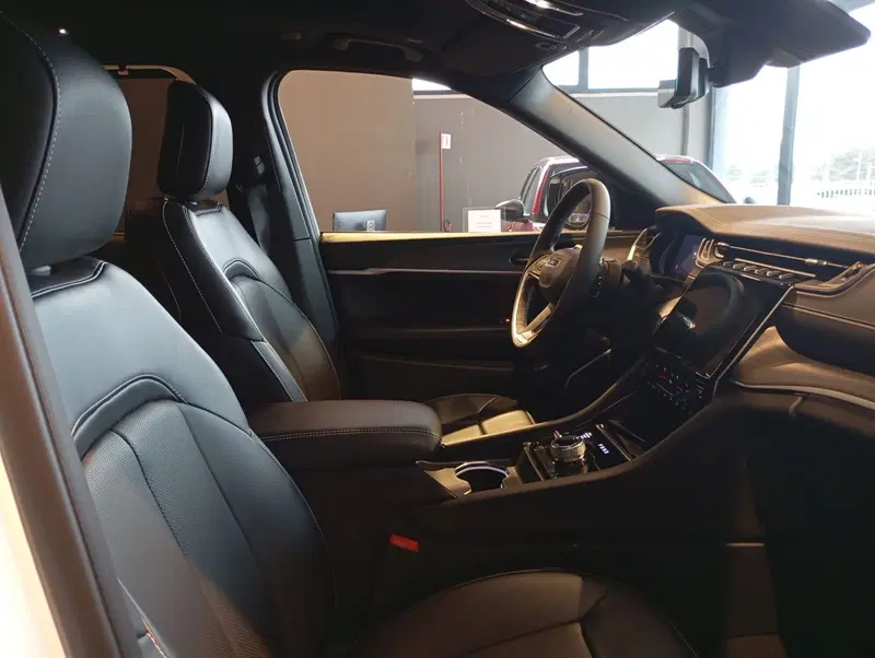 Jeep Grand Cherokee nuova a Macerata (9)