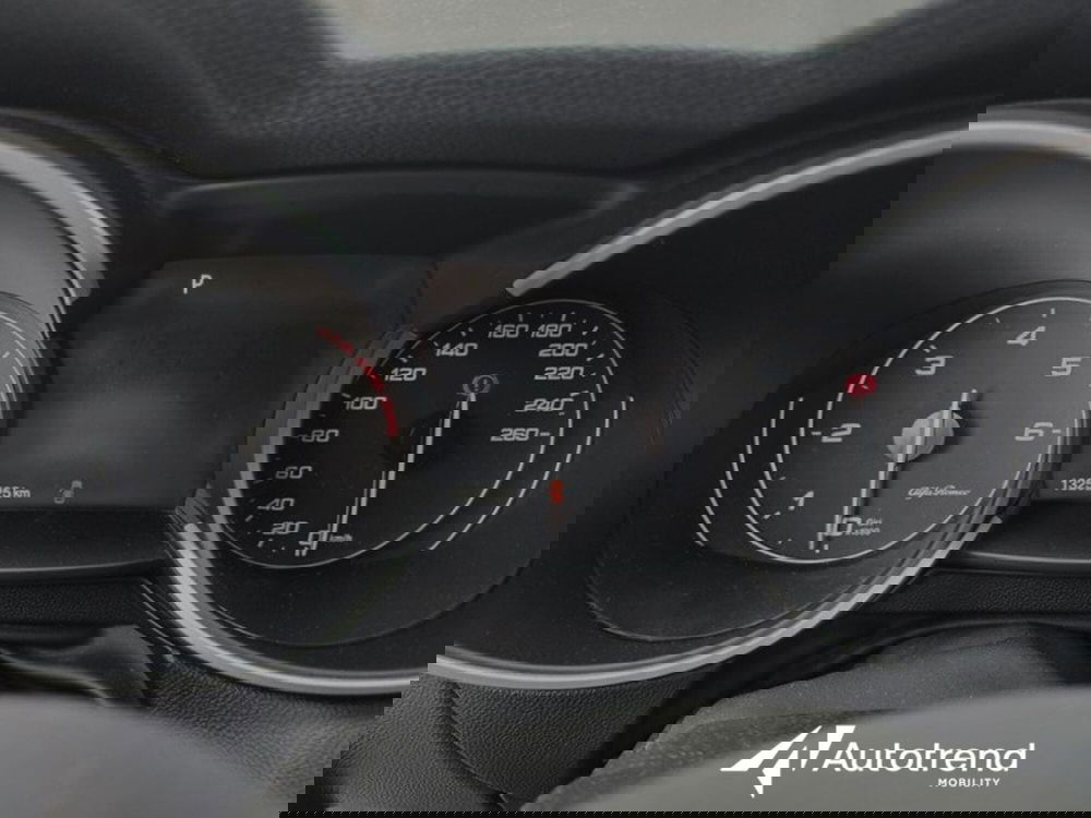 Alfa Romeo Stelvio usata a Bari (7)