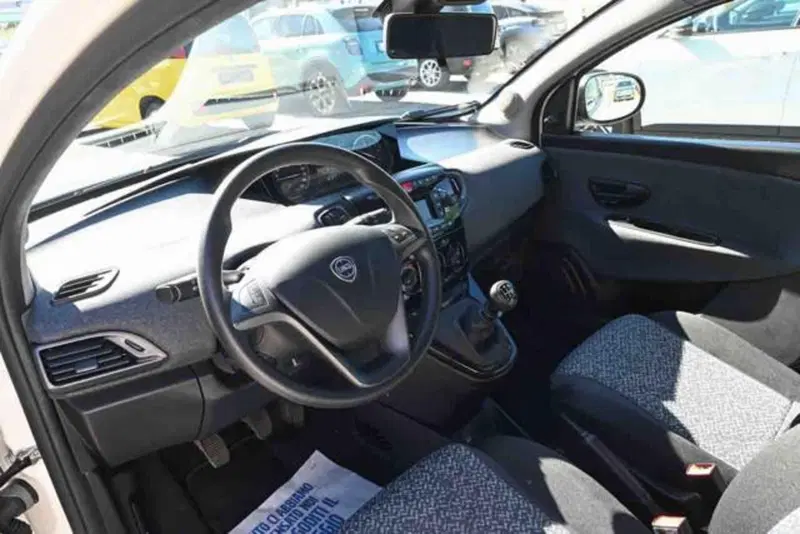 Lancia Ypsilon usata a Torino (9)