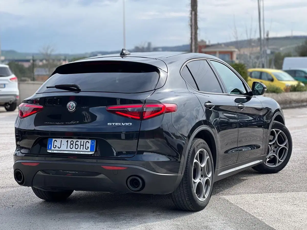 Alfa Romeo Stelvio usata a Matera (12)