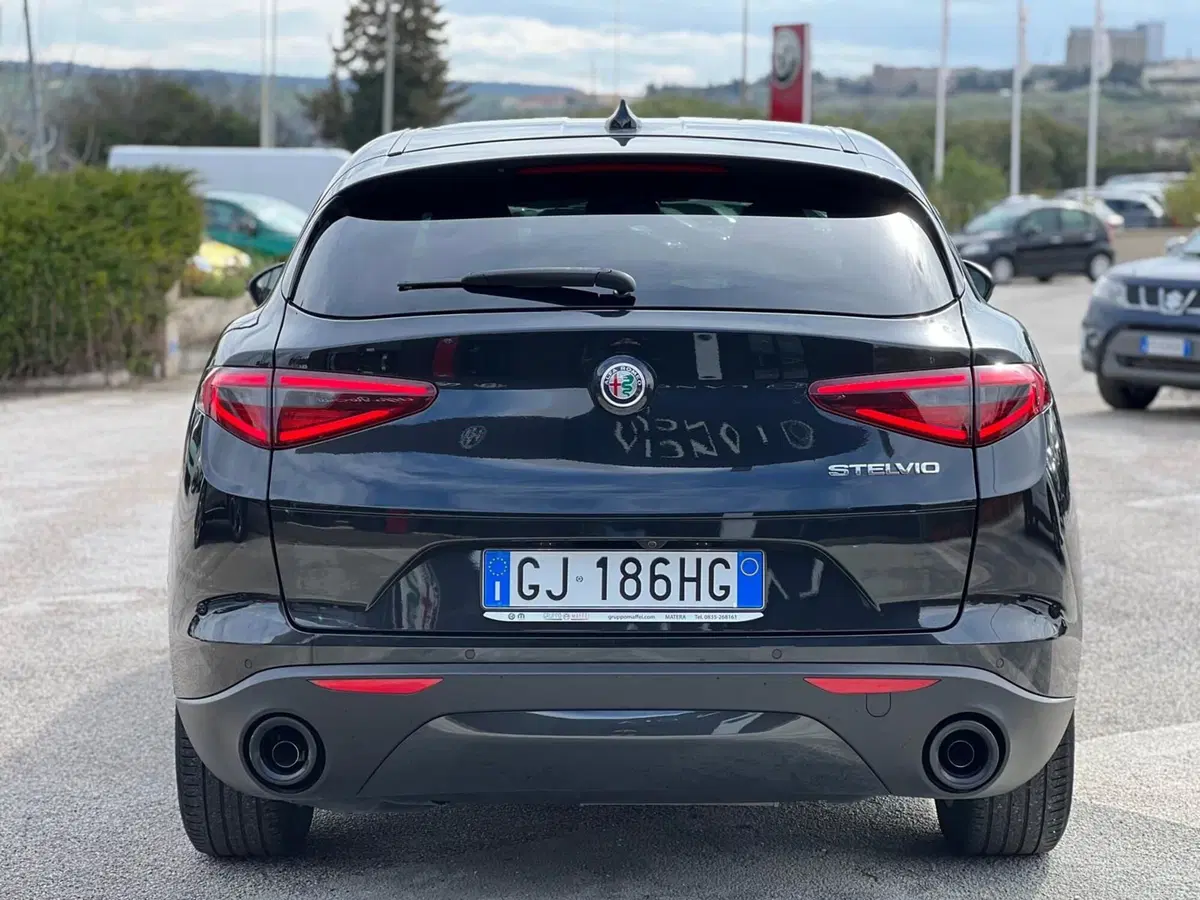 Alfa Romeo Stelvio usata a Matera (13)