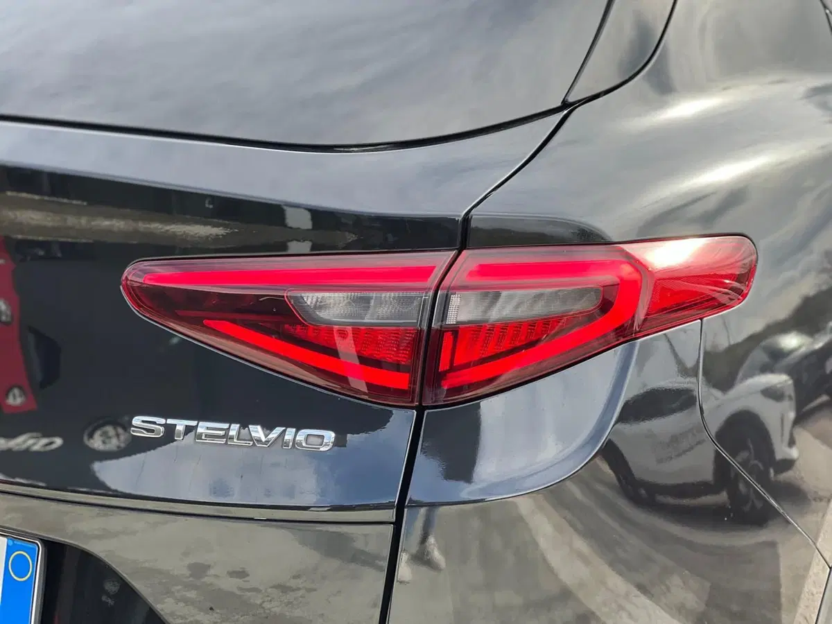 Alfa Romeo Stelvio usata a Matera (14)