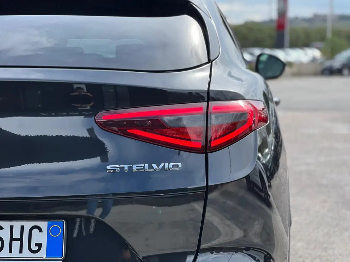 Alfa Romeo Stelvio usata a Matera (16)