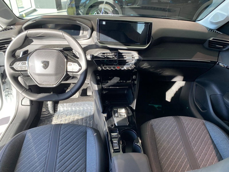 Peugeot 208 nuova a Milano (11)