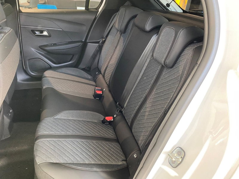 Peugeot 208 nuova a Milano (16)