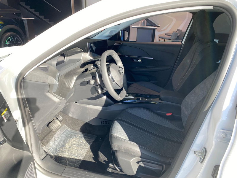 Peugeot 208 nuova a Milano (9)