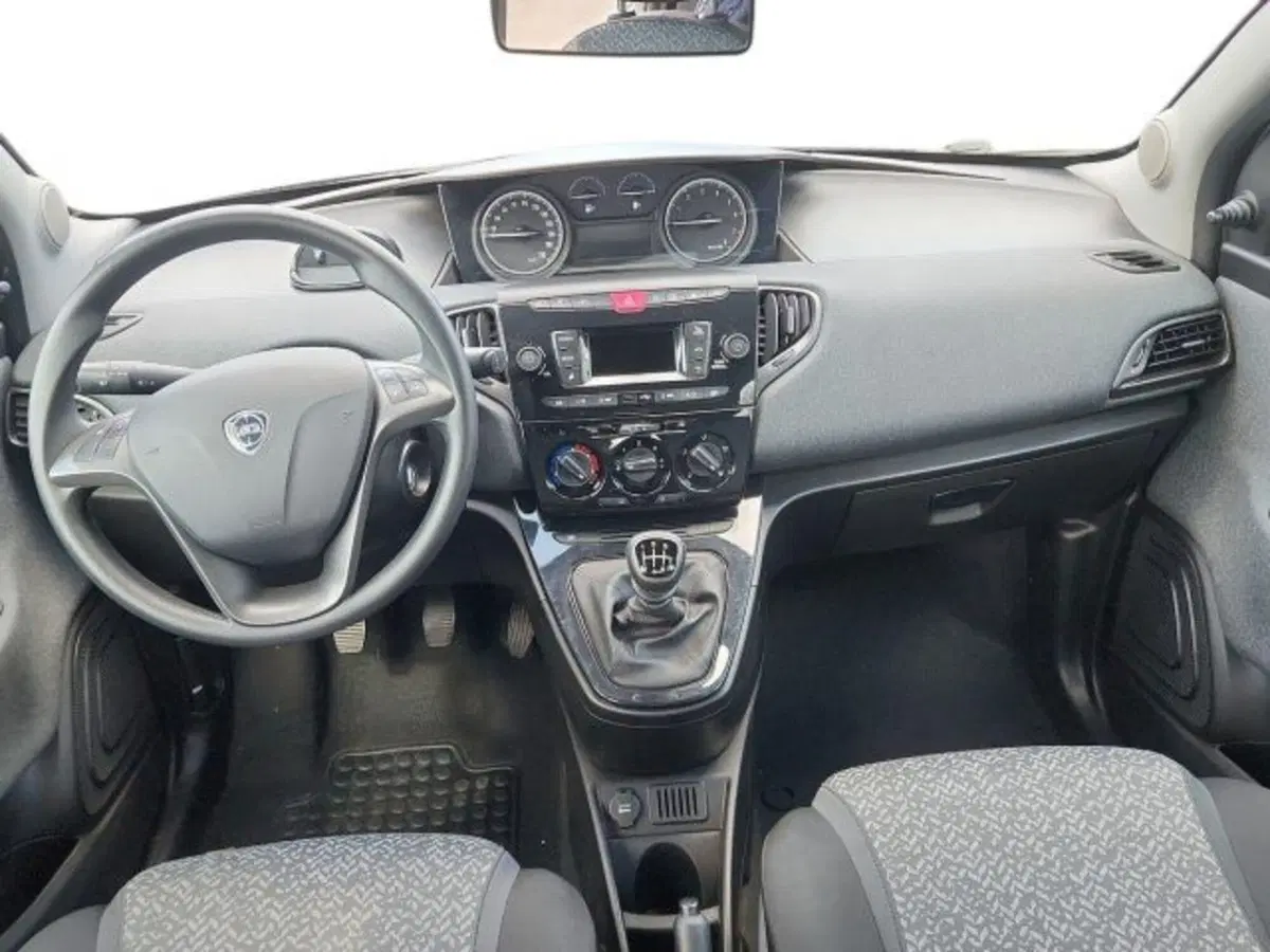 Lancia Ypsilon usata a Roma (14)