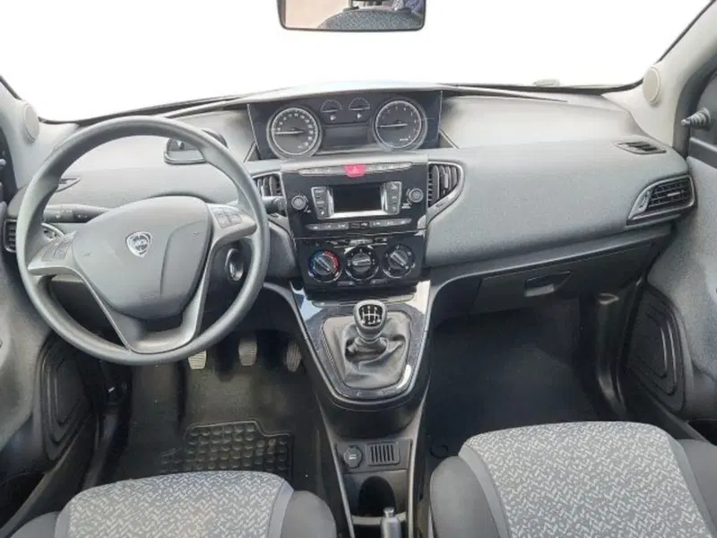 Lancia Ypsilon usata a Roma (14)