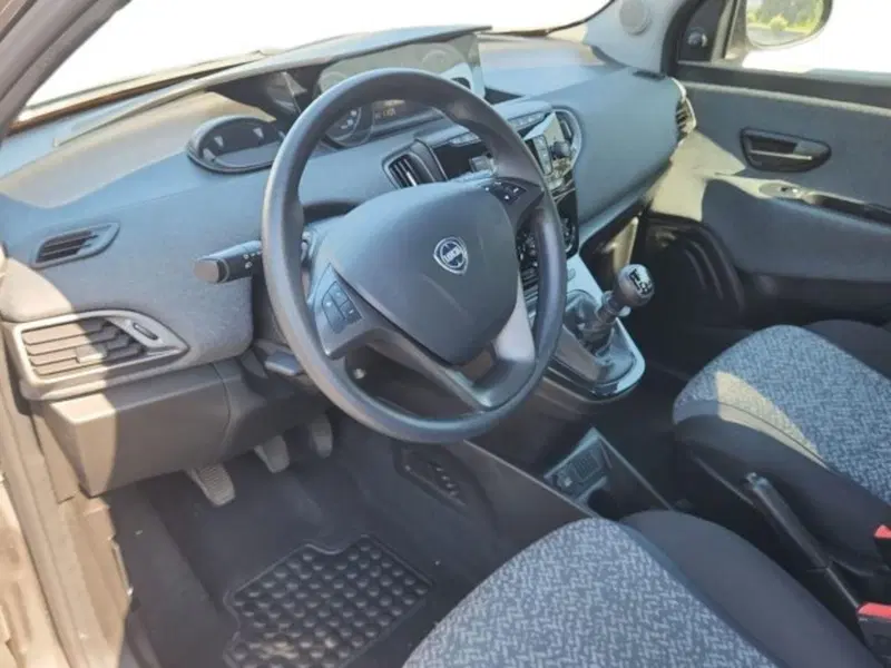 Lancia Ypsilon usata a Roma (6)