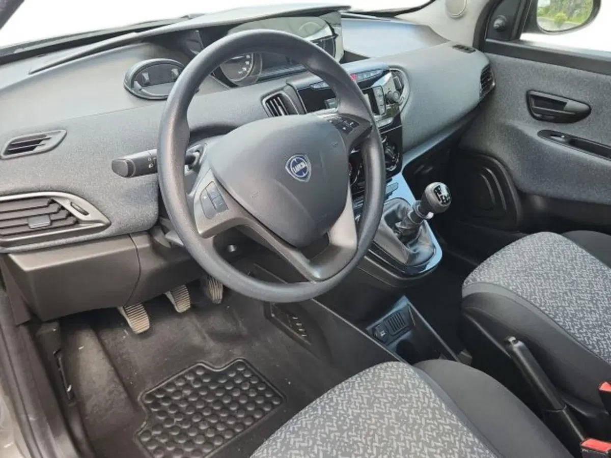 Lancia Ypsilon usata a Roma (7)