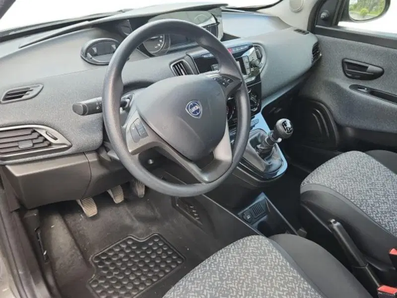 Lancia Ypsilon usata a Roma (7)
